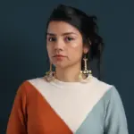 Aleen primer plano con un fondo oscuro