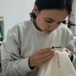 Andrea Ruiz con una prenda bordada en la mano