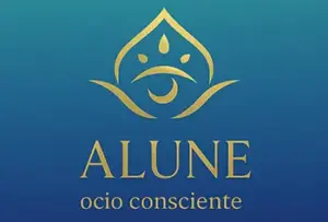logotipo Alune ocio consciente en letras amarillas con fondo degradado azul