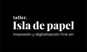 Logotipo tipográfico de texto en blanco sobre fondo negro en el que pone taller isla de papel impresión y digitalización fine art