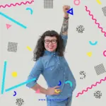 Elsa Tapia Sonriendo a la cámara con un brazo arriba a modo de victoria con camisa vaquera y camiseta negra la imagen por encima simula tener confetti