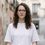 Estefanía González mirando a la cámara con camiseta blanca en el exterior