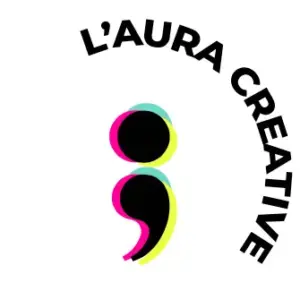 Logotipo compuesto por el texto de L'Aura Creative y un punto y coma en el centro