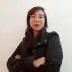 Fotografía de Larissa Santos de Iwalab con chopa de cuero y los brazos cruzadoss