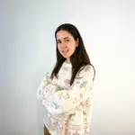 Leticia Vazquez con los brazos cruzados mirando a cámara