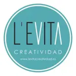 Logotipo redondo con el texto L'EVITA y Creatividad abajo en blanco