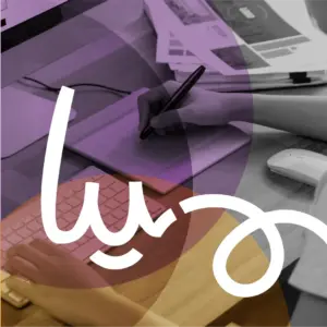 Fondo de imagen de una mesa en la que aparece una mano trabajando sobre una tables con el logo en el que pone Lu