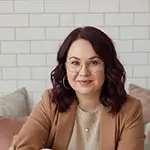 María José dentada con una americana marrón y blusa beige