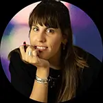 Avatar de María Sierra con la nano en la barbilla