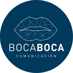 Logotipo boca a boca comunicación compuesto de unos labios en vector y el texto con en el nombre de la marca sobre fondo azul