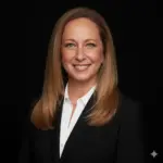 Sandra Mandiburu en primer plano sonriendo a la cámara con fondo negro