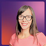 Fotografía en primer plano de Sara Sapetti con gafas marrones amplia sonrisa sobre un fondo degradado