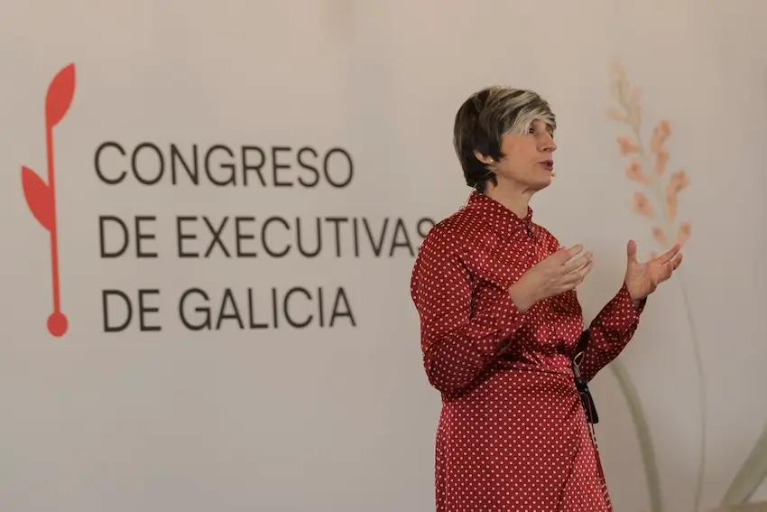 Virginia charlando en una conferencia
